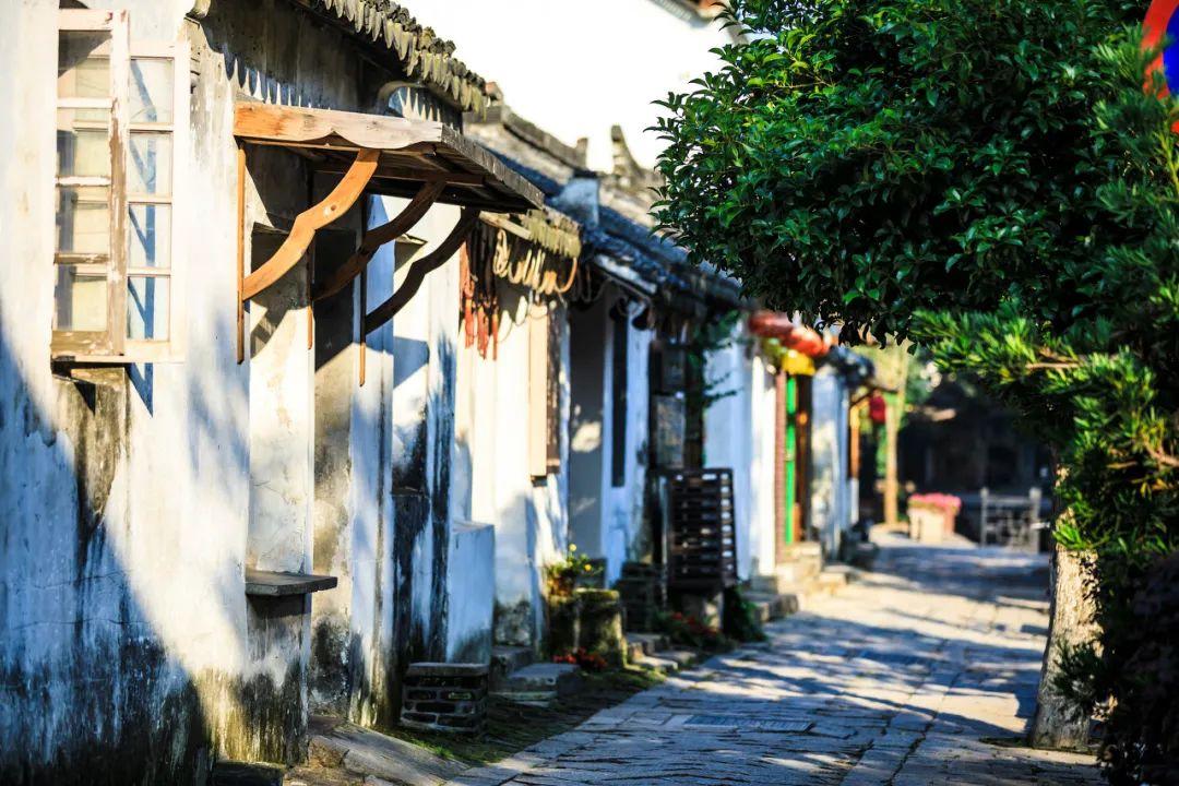 苹果Vision Pro三天售出18万台;迪士尼公布VR万向跑步地板